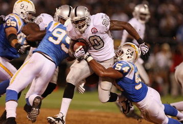 OAKLAND, CA - SEPTEMBER 14:  Darren McFadden #20 of the Oakland Raiders runs the ball against Stephen Cooper #54 of the San Diego Chargers on September 14, 2009 at the Oakland-Alameda County Coliseum in Oakland, California.  (Photo by Ezra Shaw/Getty Images)