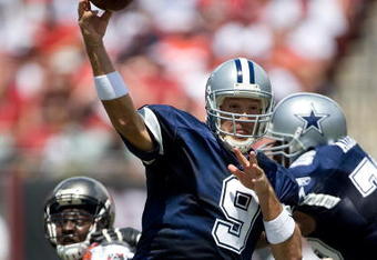 TAMPA, FL - SEPTEMBER 13:  Quarterback Tony Romo #9 of the Dallas Cowboys passes the ball against the Tampa Bay Buccaneers during the game at Raymond James Stadium on September 13, 2009 in Tampa, Florida.  (Photo by J. Meric/Getty Images)