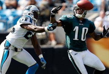 CHARLOTTE, NC - SEPTEMBER 13:  Wide Receiver DeSean Jackson #10 of the Philadelphia Eagles, bobbles a catch during the NFL season opener against the Carolina Panthers at Bank of America Stadium on September 13, 2009 in Charlotte, North Carolina.  (Photo by Streeter Lecka/Getty Images)