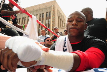 HOLLYWOOD, CA - SEPTEMBER 14:  Floyd Mayweather Jr. prepares for his training session in front of the Kodak Theatre on Hollywood Boulevard September 14, 2009 in Hollywood, California. Mayweather Jr. will face Juan Manuel Marquez at the MGM Grand Garden Arena on September 16, 2009 in Las Vegas. (Photo by Jacob de Golish/Getty Images)