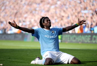 MANCHESTER, ENGLAND - SEPTEMBER 12:  Emmanuel Adebayor of Manchester City celebrates in front of the Arsenal fans after scoring during the Barclays Premier League match between Manchester City and Arsenal at the City of Manchester Stadium on September 12, 2009 in Manchester, England.  (Photo by Shaun Botterill/Getty Images)