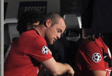 ISTANBUL, TURKEY - SEPTEMBER 15:  Wayne Rooney of Manchester United is substituted during the UEFA Champions League Group B match between Besiktas and Manchester United at the Inonu Stadium on September 15, 2009 in Istanbul, Turkey.  (Photo by Shaun Botterill/Getty Images)