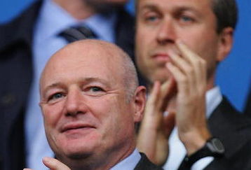 BOLTON, UNITED KINGDOM - OCTOBER 07: Peter Kenyon and Roman Abramovich of Chelsea during the Barclays Premier League match between Bolton Wanderers and Chelsea at the Reebok Stadium on October 7, 2007 in Bolton, England.  (Photo by Laurence Griffiths/Getty Images)