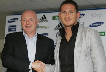 LONDON - AUGUST 13: Chief Executive of Chelsea Peter Kenyon (L) and Frank Lampard (R) shake hands after the announcment of Lampard's new five year contract at the club during the Press Conference at Stamford Bridge on August 13, 2008 in London, England (Photo by Tom Dulat/Getty Images)