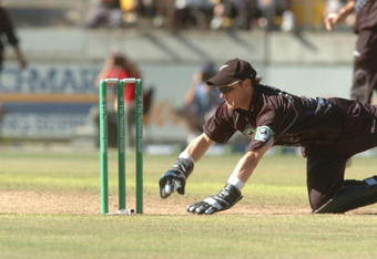 WELLINGTON, NEW ZEALAND - FEBRUARY 19:  New Zealand's Brendan McCullum attempts unsuccessfully to run out Australia's Andrew Simons in the first international one day cricket match at Westpac Stadium, Wellington, New Zealand, Saturday, February 19, 2005.  (Photo by Ross Setford/Getty Images)