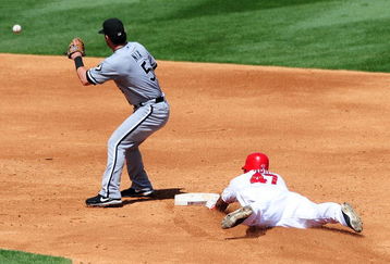 ANAHEIM, CA - SEPTEMBER 13: Jayson Nix #5 of the Chicago White Sox misses a play at second base against Howie Kendrick #47 of the Los Angeles Angels of Aneheim at Angel Stadium on September 13, 2009 in Anaheim, California.  (Photo by Jacob de Golish/Getty Images)
