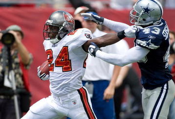 TAMPA, FL - SEPTEMBER 13:  Running back Carnell Williams #24 of the Tampa Bay Buccaneers runs the ball against the Dallas Cowboys during the game at Raymond James Stadium on September 13, 2009 in Tampa, Florida.  (Photo by J. Meric/Getty Images)