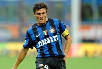 MILAN, ITALY - AUGUST 23:  Javier Zanetti of Inter in action during the Serie A match between Inter and Bari at Giuseppe Meazza Stadium on August 23, 2009 in Milan, Italy.  (Photo by Claudio Villa/Getty Images)