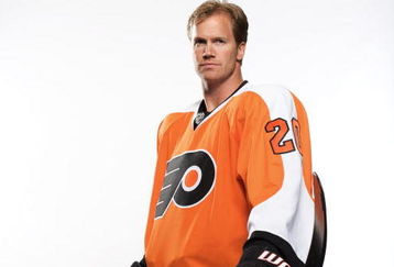 PHILADELPHIA - JULY 06: (EDITORS NOTE: THIS IMAGE HAS BEEN DIGITALLY ALTERED) Chris Pronger #20 of the Philadelphia Flyers poses for a portrait after his first press conference as a Philadelphia Flyer at Flyer's Skate Zone on July 6, 2009 in Philadelphia, Pennsylvania.  (Photo by Nick Laham/Getty Images)
