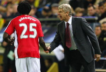 VILLARREAL, SPAIN - APRIL 07:  Emmanuel Adebayor of Arsenal is congratulated by Manager of Arsenal Arsene Wenger during the UEFA Champions League quarter-final first leg match between Villarreal and Arsenal at the Madrigal Stadium on April 7, 2009 in Villarreal, Spain.  (Photo by Jamie McDonald/Getty Images)