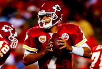 KANSAS CITY, MO - AUGUST 15:  Quarterback Matt Cassel #7 of the Kansas City Chiefs drops back to pass against the Houston Texans during their preseason game at Arrowhead Stadium on August 15, 2009 in Kansas City, Missouri. (Photo by Dilip Vishwanat/Getty Images)