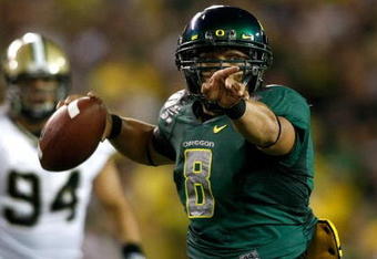 EUGENE, OR - SEPTEMBER 12:  Quarterback Jeremiah Masoli #8 of the Oregon Ducks runs with the ball against the Purdue Boilermakers  at Autzen Stadium on September 12, 2009 in Eugene, Oregon.  (Photo by Jonathan Ferrey/Getty Images)