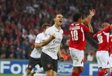LIEGE, BELGIUM - SEPTEMBER 16:  Thomas Vermaelen of Arsenal celebrates his goal during the UEFA Champions League Group H match between Standard Liege and Arsenal at the Sclessin Stadium on September 16, 2009 in Liege, Belgium.  (Photo by Jamie McDonald/Getty Images)