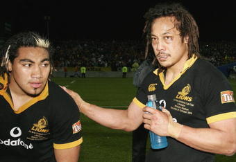 HAMILTON, NEW ZEALAND - OCTOBER 21:  Wellington captain Tana Umaga (R) consoles Ma'a Nonu after losing the Air New Zealand Cup Final match between Waikato and Wellington at Waikato Stadium on October 21, 2006 in Hamilton, New Zealand.       (Photo by Nigel Marple/Getty Images)