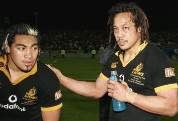 HAMILTON, NEW ZEALAND - OCTOBER 21:  Wellington captain Tana Umaga (R) consoles Ma'a Nonu after losing the Air New Zealand Cup Final match between Waikato and Wellington at Waikato Stadium on October 21, 2006 in Hamilton, New Zealand.       (Photo by Nigel Marple/Getty Images)
