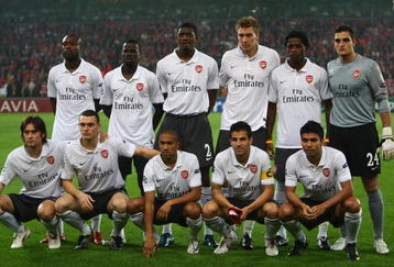 LIEGE, BELGIUM - SEPTEMBER 16:  The Arsenal team pose for a group picture during the UEFA Champions League Group H match between Standard Liege and Arsenal at the Sclessin Stadium on September 16, 2009 in Liege, Belgium.  (Photo by Jamie McDonald/Getty Images)