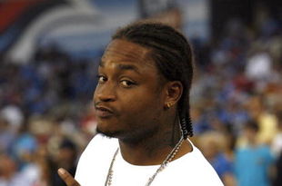NASHVILLE, TN - SEPTEMBER 3: LenDale White of the Tennessee Titans poses for the camera against the Green Bay Packers during a preseason NFL game at LP Field on September 3, 2009 in Nashville, Tennessee. The Titans beat the Packers 27-13. (Photo by Joe Murphy/Getty Images) 