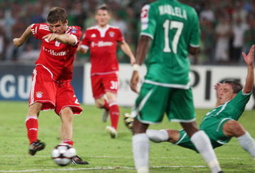 RAMAT GAN, ISRAEL - SEPTEMBER 15: (ISRAEL OUT)  Thomas Muller #25 of FC Bayern Muenchen, in action during the UEFA Champions League Group A match between Maccabi Haifa and FC Bayern Muenchen at Ramat Gan Stadium on September 15, 2009 in Ramat Gan, Israel. (Photo by Uriel Sinai/Getty Images)