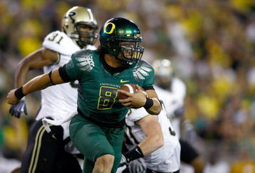 EUGENE, OR - SEPTEMBER 12:  Quarterback Jeremiah Masoli #8 of the Oregon Ducks runs with the ball against the Purdue Boilermakers  at Autzen Stadium on September 12, 2009 in Eugene, Oregon.  (Photo by Jonathan Ferrey/Getty Images)