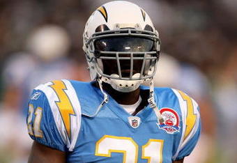 OAKLAND, CA - SEPTEMBER 14:  LaDainian Tomlinson #21 of the San Diego Chargers warms up before their game against the Oakland Raiders on September 14, 2009 at the Oakland-Alameda County Coliseum in Oakland, California.  (Photo by Ezra Shaw/Getty Images)