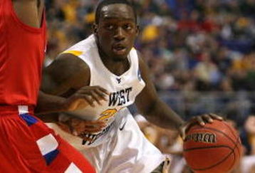 MINNEAPOLIS - MARCH 20:  Darryl Bryant #25 of the West Virginia Moutaineers drives against London Warren #1 of the Dayton Flyers during the first round of the NCAA Division I Men's Basketball Tournament at the Hubert H. Humphrey Metrodome on March 20, 2009 in Minneapolis, Minnesota. Dayton won 68-60. (Photo by Jonathan Daniel/Getty Images)