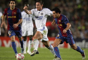 BARCELONA, SPAIN - OCTOBER 31: Frank Lampard of Chelsea is challenged by Xavi of Barcelona as Deco looks on during the UEFA Champions League group A match between Barcelona and Chelsea at the Nou Camp stadium on October 31, 2006 in Barcelona, Spain.  (Photo by Mike Hewitt/Getty Images)