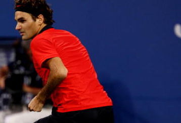 NEW YORK - SEPTEMBER 13:  Roger Federer of Switzerland returns a shot to Novak Djokovic of Serbia during the Men�s Singles Semifinal match on day fourteen of the 2009 U.S. Open at the USTA Billie Jean King National Tennis Center on September 13, 2009 in the Flushing neighborhood of the Queens borough of New York City.  (Photo by Clive Brunskill/Getty Images)