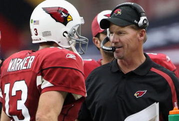 GLENDALE, AZ - SEPTEMBER 13:  Head coach Ken Whisenhunt of the Arizona Cardinals talks with quarterback Kurt Warner #13 during the NFL game against the San Francisco 49ers at the Universtity of Phoenix Stadium on September 13, 2009 in Glendale, Arizona. The 49ers defeated the Cardinals 20-16.  (Photo by Christian Petersen/Getty Images)