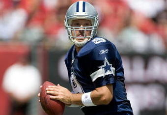 TAMPA, FL - SEPTEMBER 13:  Quarterback Tony Romo #9 of the Dallas Cowboys looks for an open receiver against the Tampa Bay Buccaneers during the game at Raymond James Stadium on September 13, 2009 in Tampa, Florida.  (Photo by J. Meric/Getty Images)
