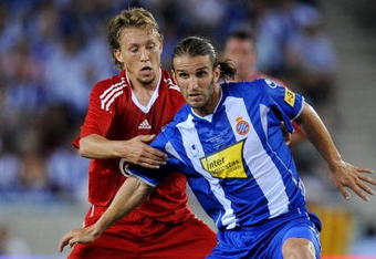 BARCELONA, SPAIN - AUGUST 02:  Ivan Vallejo (R) of Espanyol duels for the ball with  Lucas Leiva of Liverpool during the pre-season friendly match between Espanyol and Liverpool at the Nuevo Estadio de Cornella-El Prat on August 2, 2009 in Barcelona, Spain. Espanyol won the match 3-0.  (Photo by Jasper Juinen/Getty Images)