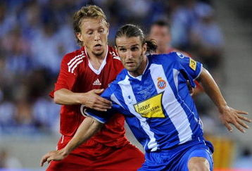 BARCELONA, SPAIN - AUGUST 02:  Ivan Vallejo (R) of Espanyol duels for the ball with  Lucas Leiva of Liverpool during the pre-season friendly match between Espanyol and Liverpool at the Nuevo Estadio de Cornella-El Prat on August 2, 2009 in Barcelona, Spain. Espanyol won the match 3-0.  (Photo by Jasper Juinen/Getty Images)