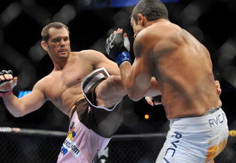 DALLAS - SEPTEMBER 19:  UFC fighter Vitor Belfort (R) battles UFC fighter Rich Franklin (L) during their Catch weight bout at UFC 103: Franklin vs. Belfort at the American Airlines Center on September 19, 2009 in Dallas, Texas.  (Photo by Jon Kopaloff/Getty Images)