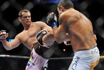 DALLAS - SEPTEMBER 19:  UFC fighter Vitor Belfort (R) battles UFC fighter Rich Franklin (L) during their Catch weight bout at UFC 103: Franklin vs. Belfort at the American Airlines Center on September 19, 2009 in Dallas, Texas.  (Photo by Jon Kopaloff/Getty Images)