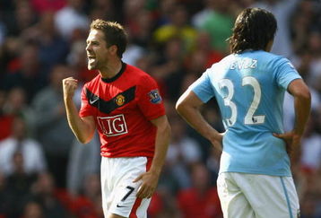 MANCHESTER, ENGLAND - SEPTEMBER 20:  Michael Owen of Manchester United celebrates scoring the winning goal in injury time during the Barclays Premier League match between Manchester United and Manchester City at Old Trafford on September 20, 2009 in Manchester, England.  (Photo by Alex Livesey/Getty Images)