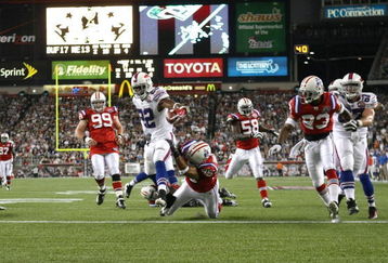 FOXBORO, MA - SEPTEMBER 14:  Fred Jackson #22 of the Buffalo Bills runs the ball in for a touchdown over Tully Banta-Cain #95 of the New England Patriots on September 14, 2009 at Gillette Stadium in Foxboro, Massachusetts. (Photo by Elsa/Getty Images)