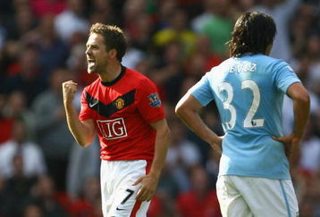 MANCHESTER, ENGLAND - SEPTEMBER 20:  Michael Owen of Manchester United celebrates scoring the winning goal in injury time during the Barclays Premier League match between Manchester United and Manchester City at Old Trafford on September 20, 2009 in Manchester, England.  (Photo by Alex Livesey/Getty Images)