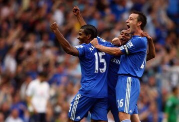 LONDON, ENGLAND - SEPTEMBER 20:  Florent Malouda of Chelsea, Ashley Cole of Chelsea and Frank Lampard of Chelsea celebrates after Chelsea scored during the Barclays Premier League match between Chelsea and Tottenham Hotspur at Stamford Bridge on September 20, 2009 in London, England.  (Photo by Jamie McDonald/Getty Images)