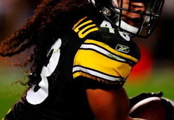 PITTSBURGH - SEPTEMBER 10:  Troy Polamalu #43 of the Pittsburgh Steelers runs with the ball against the Tennessee Titans during the game at Heinz Field on September 10, 2009 in Pittsburgh, Pennsylvania. (Photo by Scott Boehm/Getty Images)