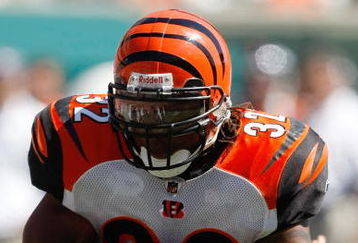 CINCINNATI, OH - SEPTEMBER 13:  Running back Cedrc Benson #32 of the Cincinnati Bengals runs with the football against the Denver Broncos at Paul Brown Stadium on September 13, 2009 in Cincinnati, Ohio. The Broncos defeated the Bengals 12-7. (Photo by Scott Boehm/Getty Images)