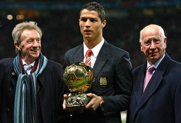MANCHESTER, UNITED KINGDOM - DECEMBER 10:  Cristiano Ronaldo (C) of Manchester United receives the Ballon d'or as the European Footballer of the Year flanked by previous winners Denis Law (L) and Bobby Charlton before the UEFA Champions League Group E match between Manchester United and Aalborg at Old Trafford on December 10, 2008 in Manchester, England.  (Photo by Alex Livesey/Getty Images)