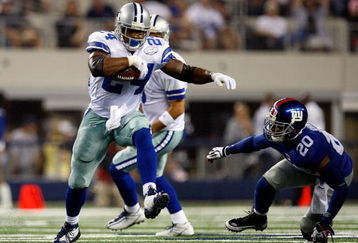 ARLINGTON, TX - SEPTEMBER 20:  Running back Marion Barber #24 of the Dallas Cowboys runs the ball past Michael Johnson #20 of the New York Giants at Cowboys Stadium on September 20, 2009 in Arlington, Texas.  (Photo by Ronald Martinez/Getty Images)