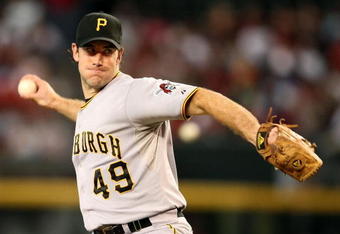 PHOENIX - JULY 25:  Starting pitcher Ross Ohlendorf #49 of the Pittsburgh Pirates pitches against the Arizona Diamondbacks during the major league baseball game at Chase Field on July 25, 2009 in Phoenix, Arizona.  (Photo by Christian Petersen/Getty Images)