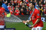 MANCHESTER, ENGLAND - MAY 16:  Ryan Giggs of Manchester United celebrates winning the Barclays Premier League trophy after the Barclays Premier League match between Manchester United and Arsenal at Old Trafford on May 16, 2009 in Manchester, England.  (Photo by Alex Livesey/Getty Images)