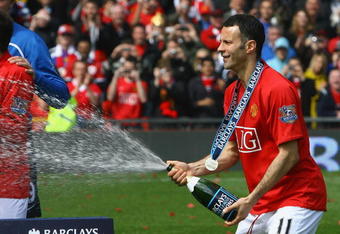 MANCHESTER, ENGLAND - MAY 16:  Ryan Giggs of Manchester United celebrates winning the Barclays Premier League trophy after the Barclays Premier League match between Manchester United and Arsenal at Old Trafford on May 16, 2009 in Manchester, England.  (Photo by Alex Livesey/Getty Images)