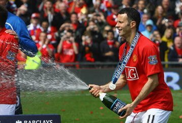MANCHESTER, ENGLAND - MAY 16:  Ryan Giggs of Manchester United celebrates winning the Barclays Premier League trophy after the Barclays Premier League match between Manchester United and Arsenal at Old Trafford on May 16, 2009 in Manchester, England.  (Photo by Alex Livesey/Getty Images)