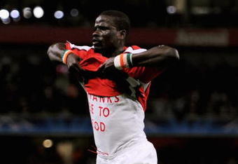 LONDON, ENGLAND - AUGUST 26:  Emmanuel  Eboue of Arsenal celebrates after scoring his team's second goal during the UEFA Champions League 2nd qualifying round 2nd leg match between Arsenal and Celtic at the Emirates Stadium on August 26, 2009 in London, England.  (Photo by Shaun Botterill/Getty Images)