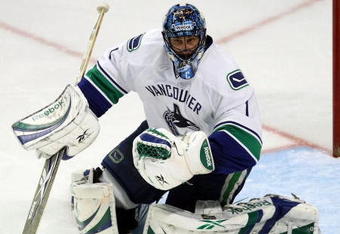 CHICAGO - MAY 07:  Goalie Roberto Luongo #1 of the Vancouver Canucks makes a save against the Chicago Blackhawks during Game Four of the Western Conference Semifinal Round of the 2009 Stanley Cup Playoffs on May 7, 2009 at the United Center in Chicago, Illinois.  (Photo by Jonathan Daniel/Getty Images)