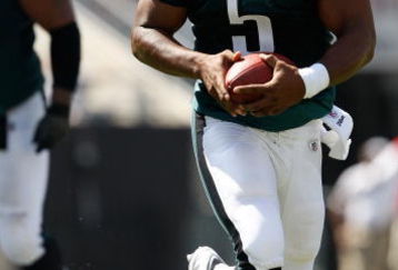 CHARLOTTE, NC - SEPTEMBER 13:  Quarterback Donovan McNabb #5 of the Philadelphia Eagles runs with the ball in the second half of their NFL season opener against the Carolina Panthers at Bank of America Stadium on September 13, 2009 in Charlotte, North Carolina. McNabb did not return to the game.  (Photo by Streeter Lecka/Getty Images)