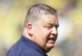 ANN ARBOR, MI - SEPTEMBER 12:  Notre Dame head coach Charlie Weis talks to his players before the game against Michigan at Michigan Stadium on September 12, 2009 in Ann Arbor, Michigan.  (Photo by Domenic Centofanti/Getty Images)