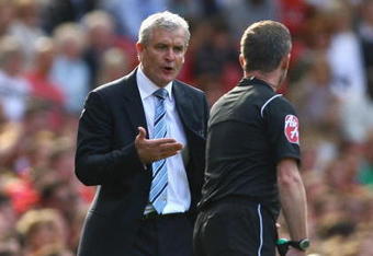 MANCHESTER, ENGLAND - SEPTEMBER 20:  Manchester City Manager Mark Hughes complains to the Assistant Referee after Manchester United scored the winning goal in injury time during the Barclays Premier League match between Manchester United and Manchester City at Old Trafford on September 20, 2009 in Manchester, England. (Photo by Alex Livesey/Getty Images)
